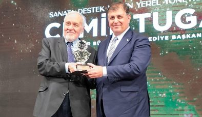 Başkan Tugay’a “Sanata Destek” Ödülü